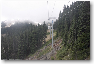 fahrt mit der whistler village gondola in den nebel bei whistler, CAN