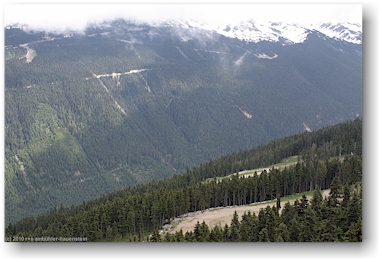 die peak2peak gondola berspannt das tal zwischen whistler mountain und blackcomb mountain