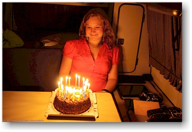 katrin mit geburtstagskuchen auf dem campingplatz oittaa bei espoo, FI