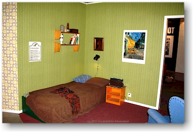 schlafzimmer aus den 70er jahren des zwanzigsten jahrhunderts im flygvapenmuseum (luftwaffenmuseum) bei linkoeping, SE