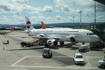 airbus der WOWair auf dem flughafen basel mulhouse