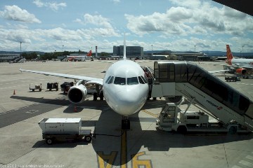 airbus der WOWair auf dem flughafen basel mulhouse