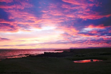 abendrot ueber dem faxafloi beim campingplatz in akranes