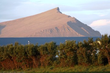 berg im abendrot beim campingplatz in akranes