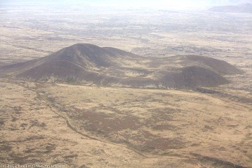 anflug auf keflavik - blick auf einen krater