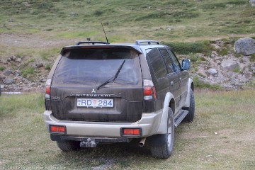 unser mietwagen, ein mitsubishi pajero sport, von hinten