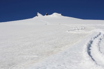 schneefeld unterhalb des gipfels des snaefellsjoekull