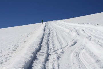 schneefeld unterhalb des gipfels des snaefellsjoekull