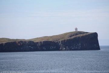 insel mit leuchtturm im breidafjoerdur