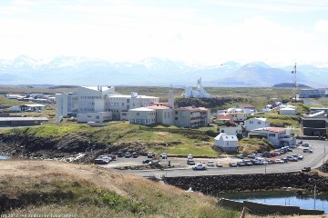 kirche in stykkisholmur aus der distanz