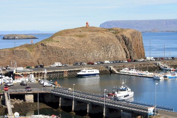 hafen mit kleinem roten leuchtturm in stykkisholmur