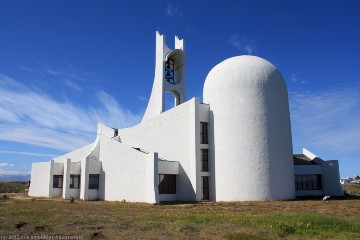 rueckseite der kirche in stykkisholmur