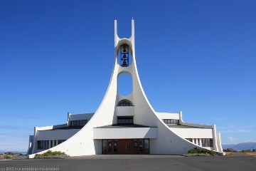 vorderseite der kirche in stykkisholmur