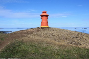 kleiner roter leuchtturm im hafen von stykkisholmur