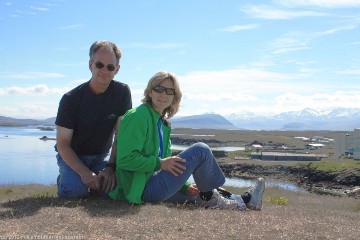 reto und susanne beim leuchtturm im hafen von stykkisholmur