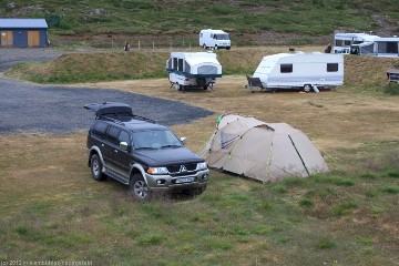 unser mitsubishi pajero und unser zelt auf dem camping holmavik