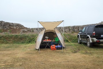 susanne kocht das abendessen auf dem camping holmavik