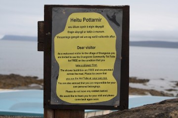 schild mit verhaltensregeln bei den hot pots in drangsnes