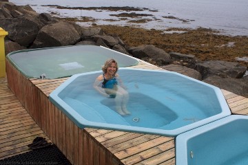 susanne geniesst das warme wasser in einem hot pot in drangsnes