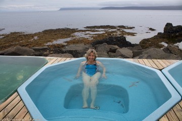 susanne geniesst das warme wasser in einem hot pot in drangsnes