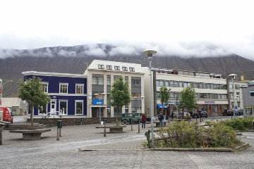 stadtzentrum von isafjoerdur mit (fast) autofreier fussgaengerzone