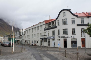 stadtzentrum von isafjoerdur mit (fast) autofreier fussgaengerzone