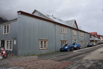 typische wellplastik-fassade in isafjoerdur