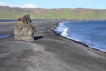 schwarzer sandstrand bei dyrholaey