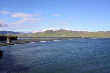 schwarzer sandstrand bei dyrholaey