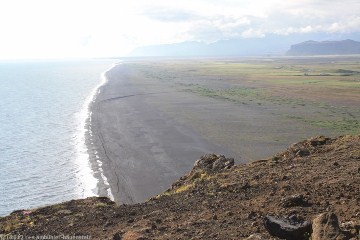 schwarzer sandstrand bei dyrholaey