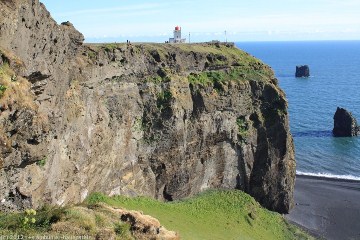 steilkueste mit leuchtturm bei dyrholaey