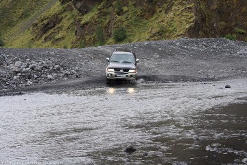 flussdurchquerung mit dem mitsubishi am fuss des eyjafjallajoekull