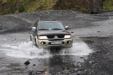 flussdurchquerung mit dem mitsubishi am fuss des eyjafjallajoekull