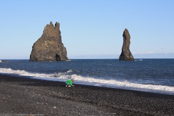susanne am schwarzen sandstrand bei  bei reynisfjara