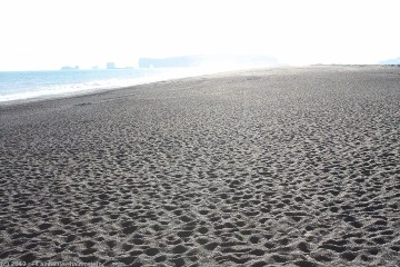 schwarzer sandstrand bei reynisfjara