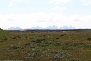 blick vom seljalandsfoss auf die vestmannaeyjar (westmaennerinseln)