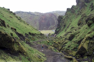 wanderweg im kleinen tal hinter dem campingplatz thakgil