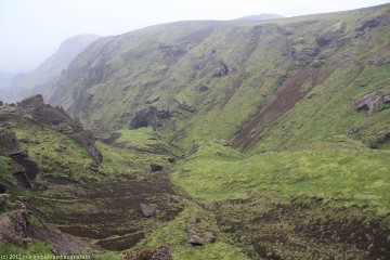 einsame berglandschaft zwischen thakgil und dem myrdalsjoekull
