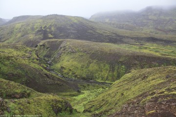 einsame berglandschaft zwischen thakgil und dem myrdalsjoekull