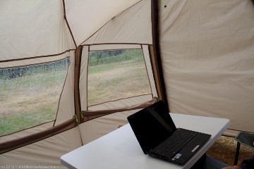 retos buero in unserem zelt auf dem campingplatz bei vik