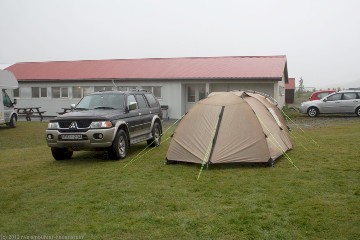unser mitsubishi pajero und unser zelt auf dem flossi camping bei svinafell
