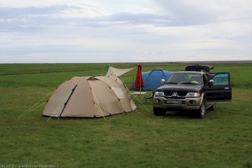 unser zelt und unser mitsubishi pajero auf dem flossi camping