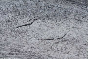 blick vom aussichtspunkt glama auf das zerklueftete eis des skaftafellsjoekull im skaftafell nationalpark