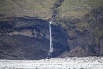 blick vom aussichtspunkt glama auf einen wasserfall am rand des skaftafellsjoekull im skaftafell nationalpark