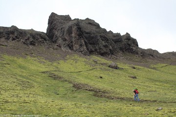 susanne auf dem wanderweg richtung gipfel des kristinartindar im skaftafell nationalpark