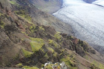 blick vom aussichtspunkt sjonarnipa und auf den gletscherrand des skaftafellsjoekull im skaftafell nationalpark