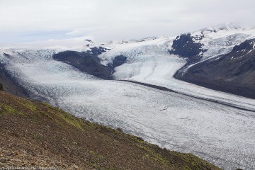 blick vom fuss des gipfel des kristinartindar auf den skaftafellsjoekull im skaftafell nationalpark