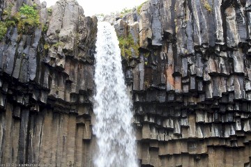 haengende basaltsAEulen beim svartifoss im skaftafell nationalpark