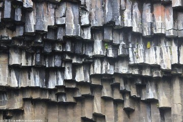 haengende basaltsaeulen beim svartifoss im skaftafell nationalpark