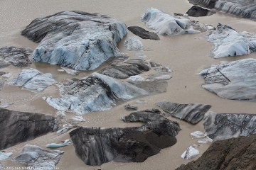 eisberge im gletschersee beim hoffellsjoekull